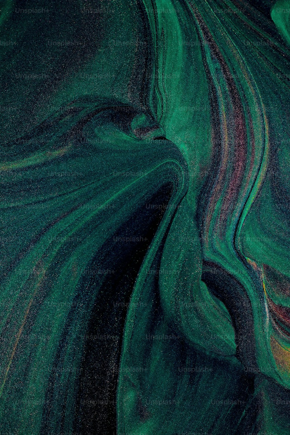 uma visão de perto de uma superfície verde e preta