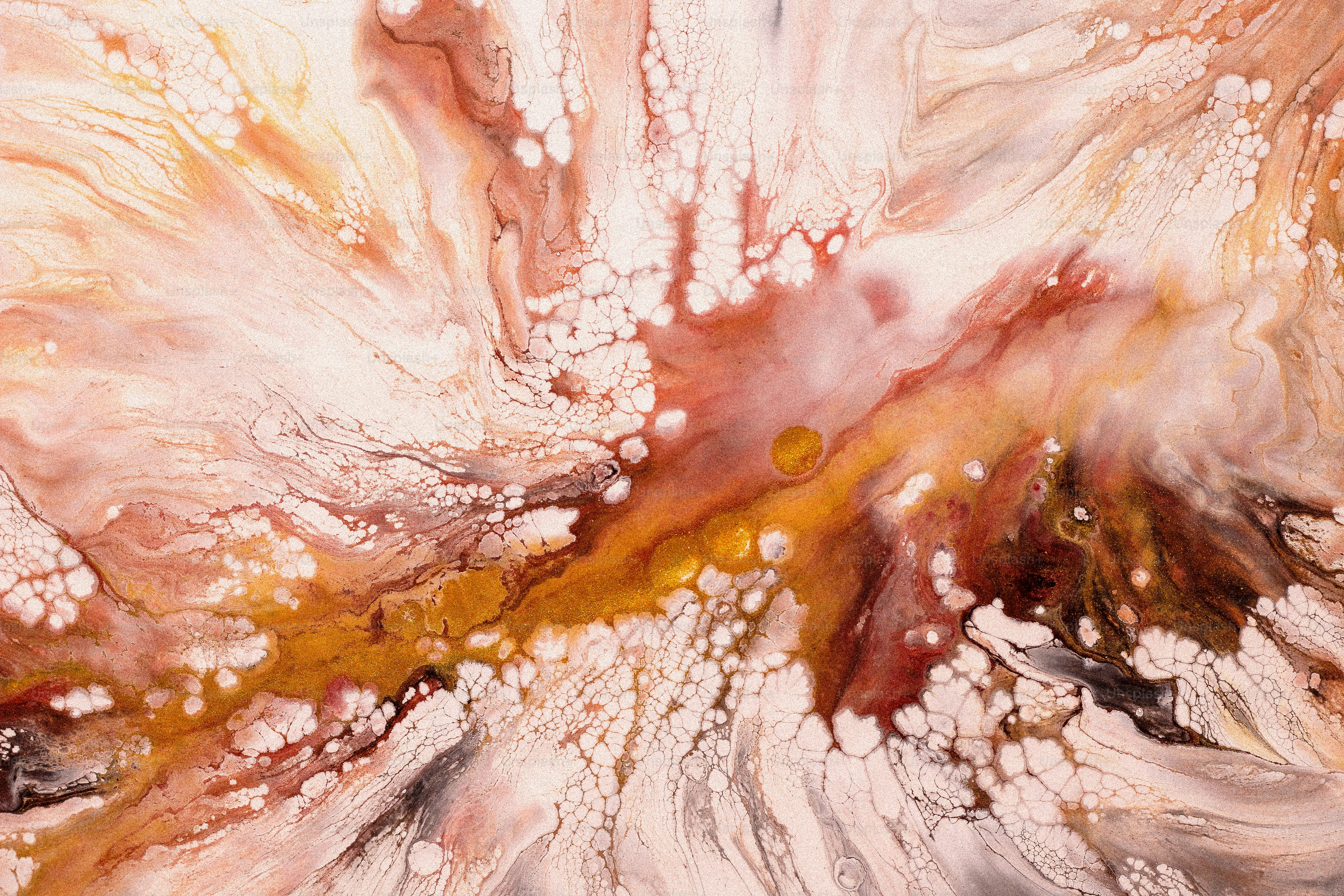 Un primer plano de una pintura abstracta con colores marrones y amarillos