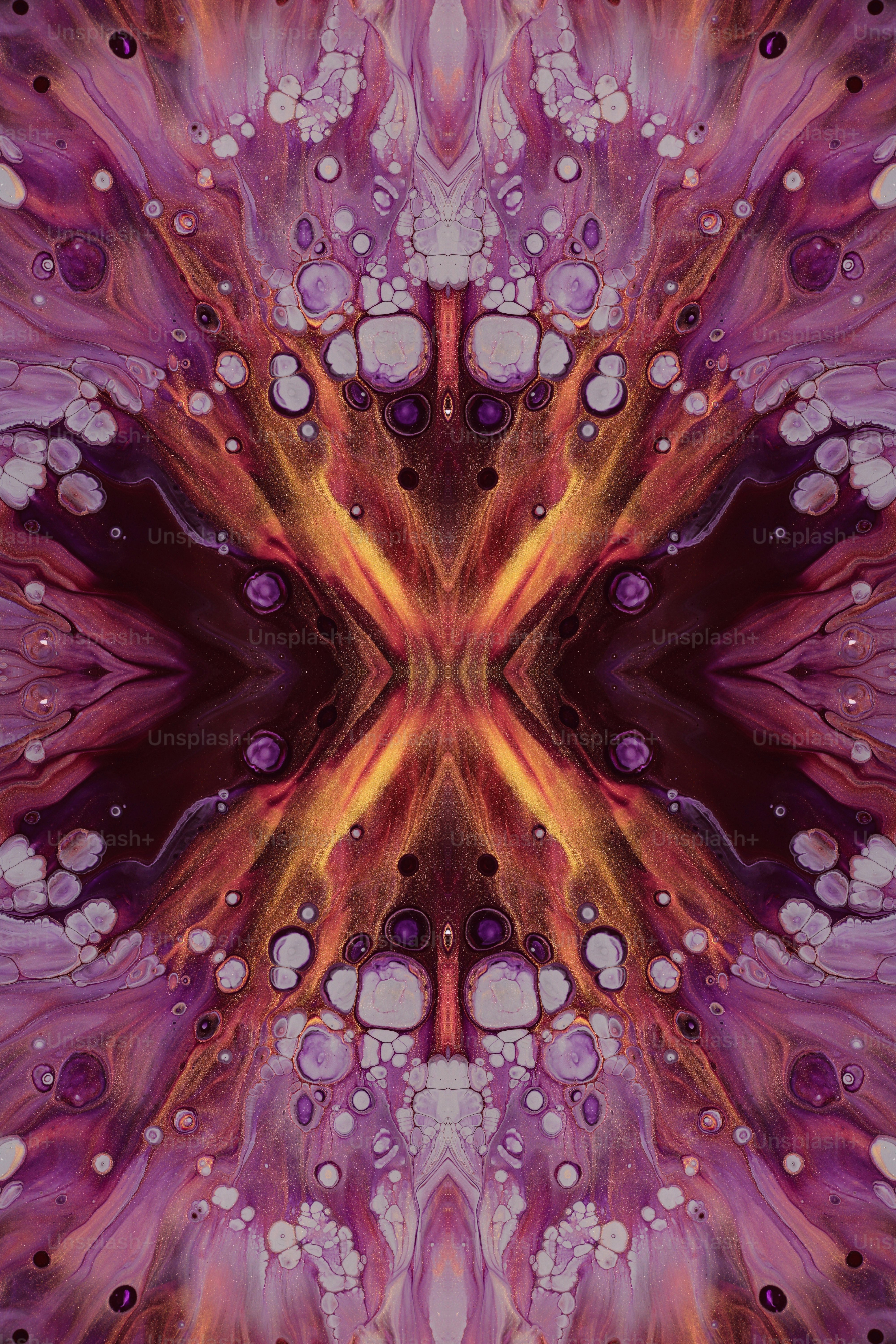 Una imagen abstracta de una flor púrpura y naranja