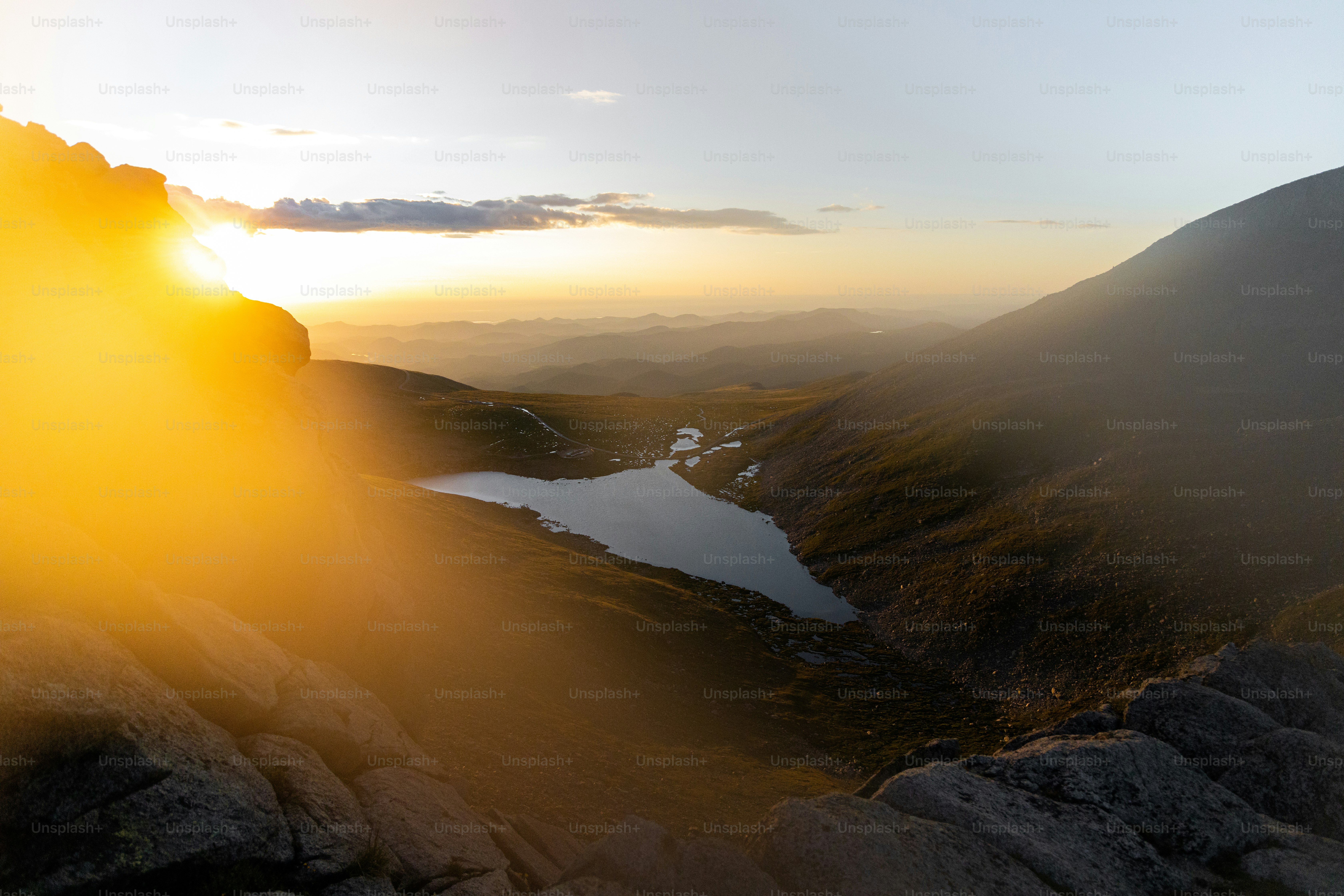 The sun is setting over a mountain range photo – Sunset Image on Unsplash