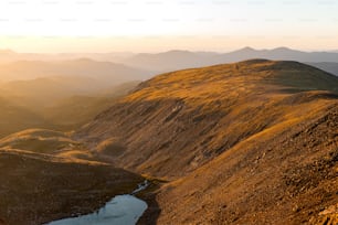 una vista de una cadena montañosa con un arroyo que la atraviesa