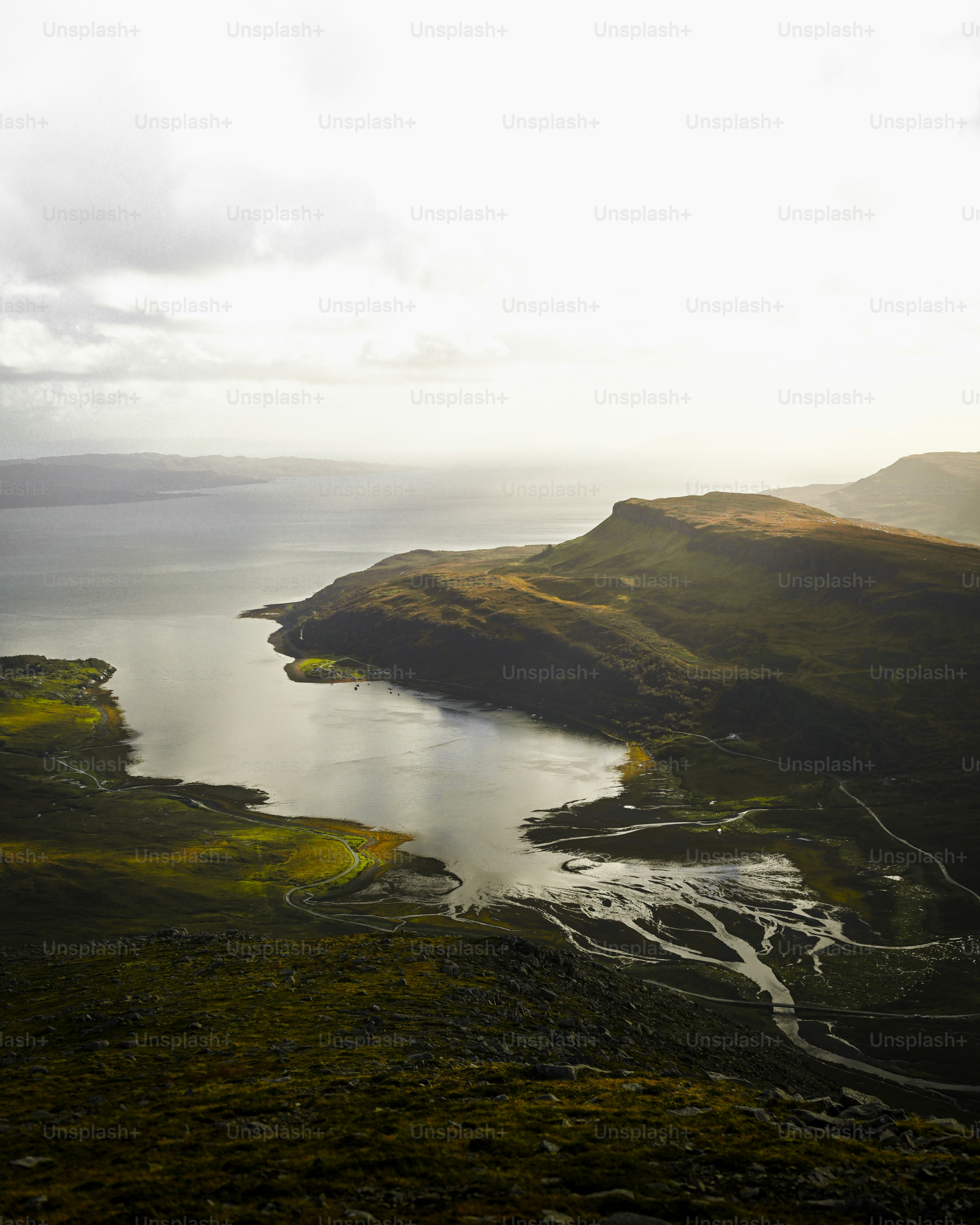 una gran masa de agua rodeada de montañas