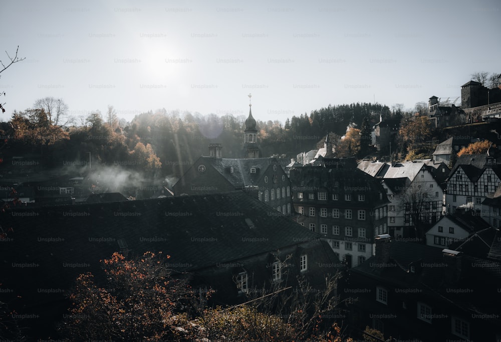 Die Sonne scheint hell über eine kleine Stadt