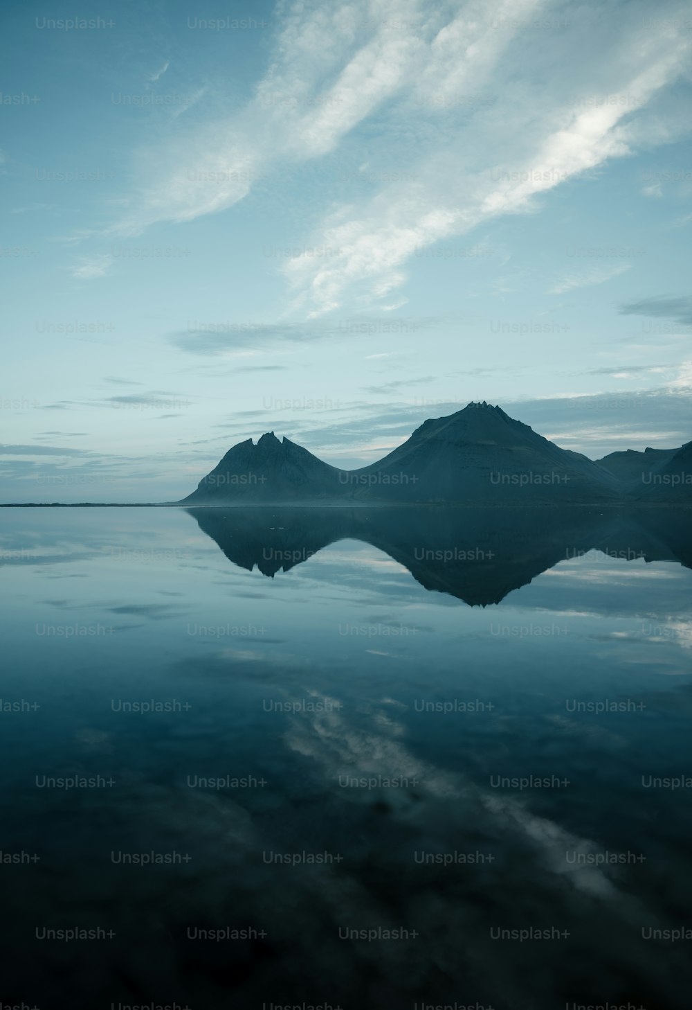 Un grande specchio d'acqua con le montagne sullo sfondo