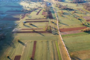 Una vista aérea de un campo con un tren en las vías