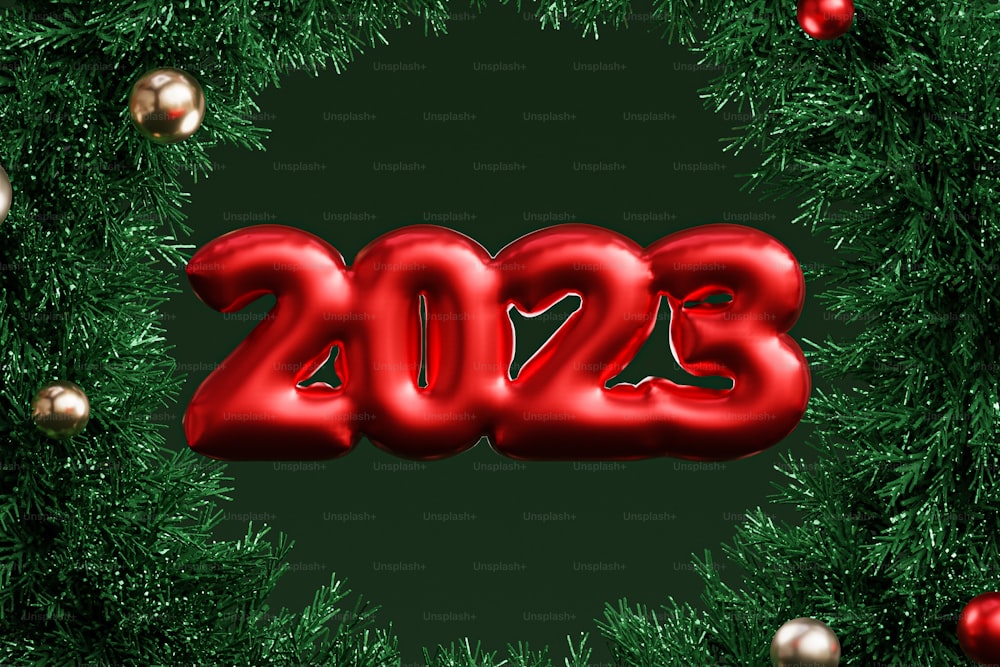 Una corona verde de Navidad con un globo rojo 2013 en el centro