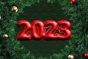 중간에 빨간색 2013 풍선이 있는 녹색 크리스마스 화환