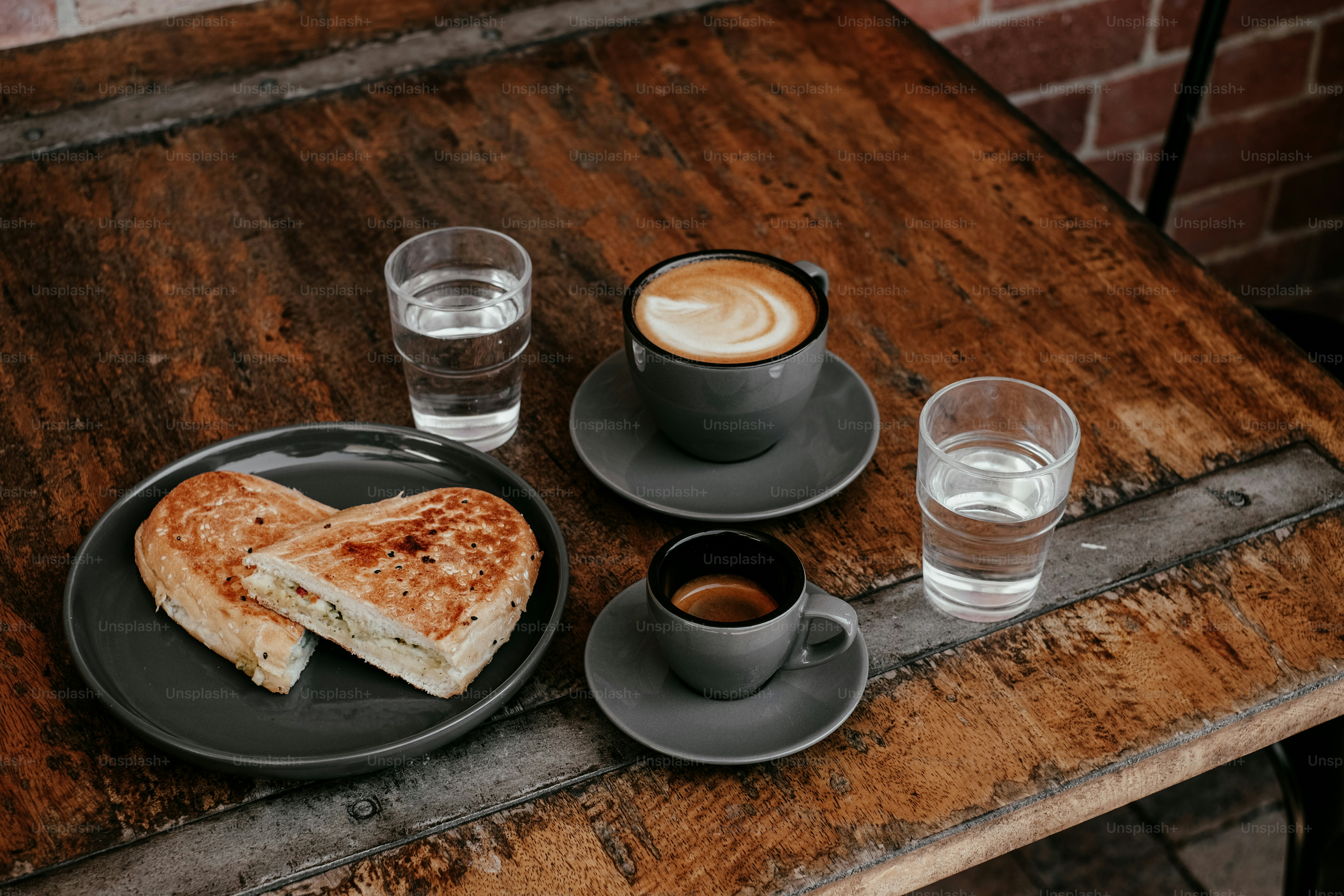 Ein Teller mit einem Sandwich und einer Tasse Kaffee