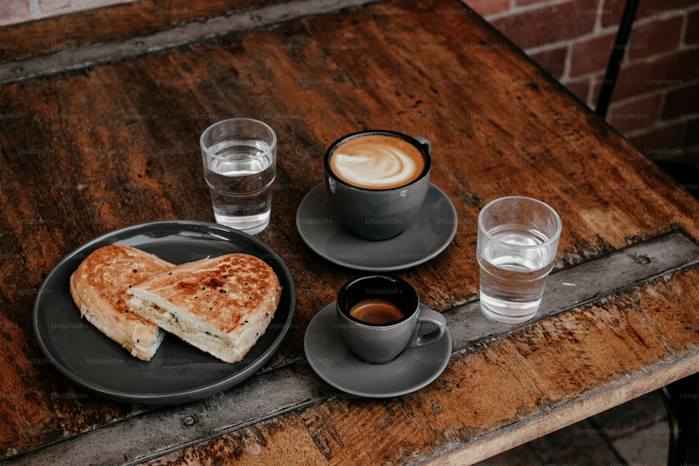 ein Teller mit einem Sandwich und einer Tasse Kaffee
