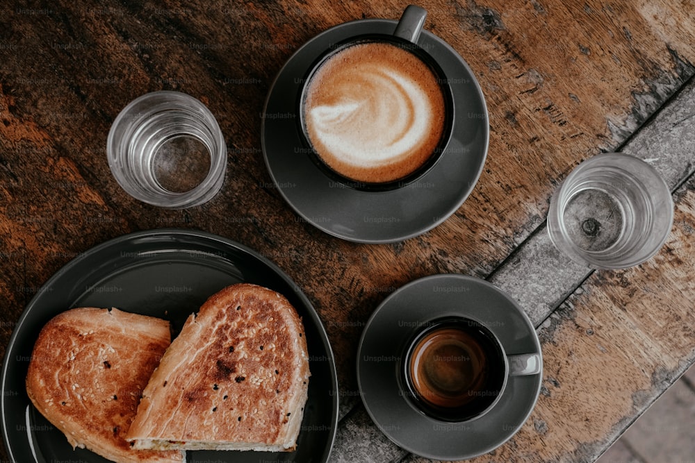 ein Teller Toast und eine Tasse Kaffee