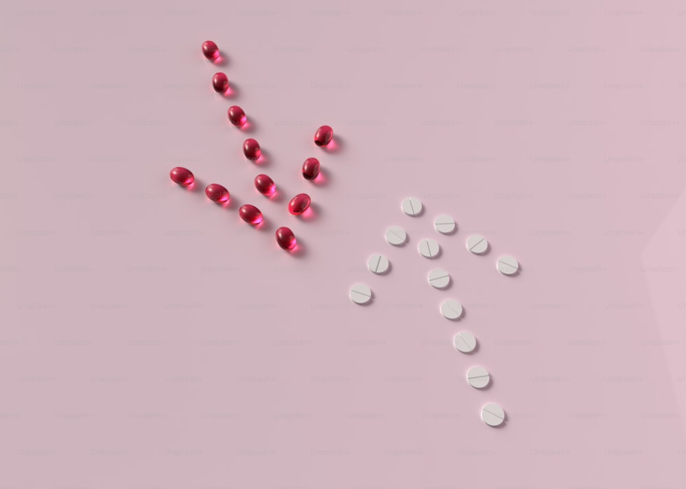Pillen, die aus einer Flasche auf eine rosa Oberfläche laufen