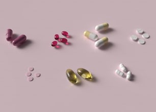 une variété de pilules et de capsules sur fond rose