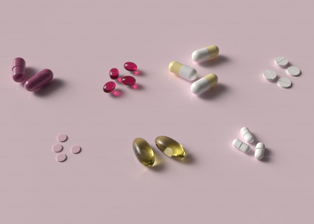 uma variedade de pílulas e cápsulas em um fundo rosa