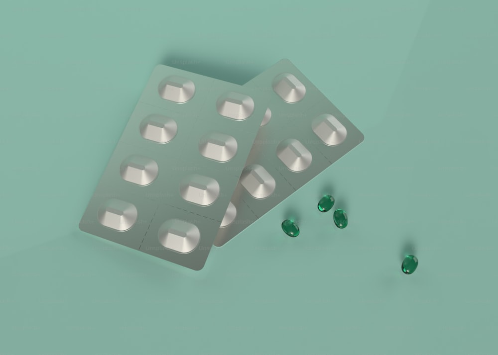 duas pílulas e três pílulas verdes em um fundo verde