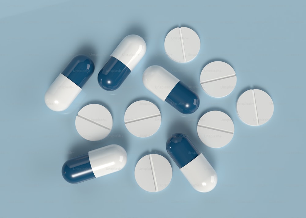 um grupo de pílulas sentado em cima de uma mesa