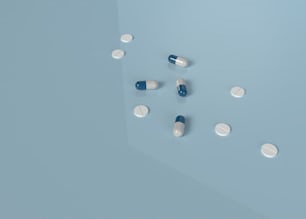 Eine Gruppe von Pillen, die auf einem Tisch sitzen