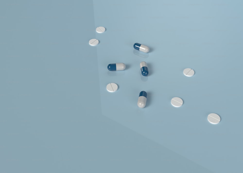 un groupe de pilules assis sur une table
