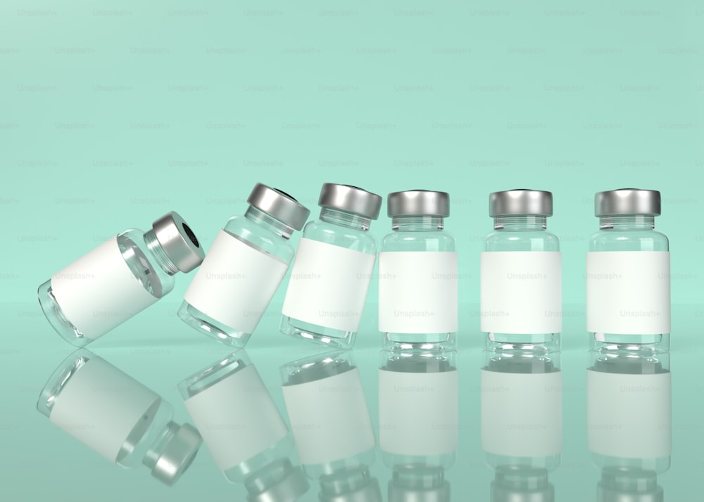 eine Gruppe von Glasflaschen mit silbernen Verschlüssen