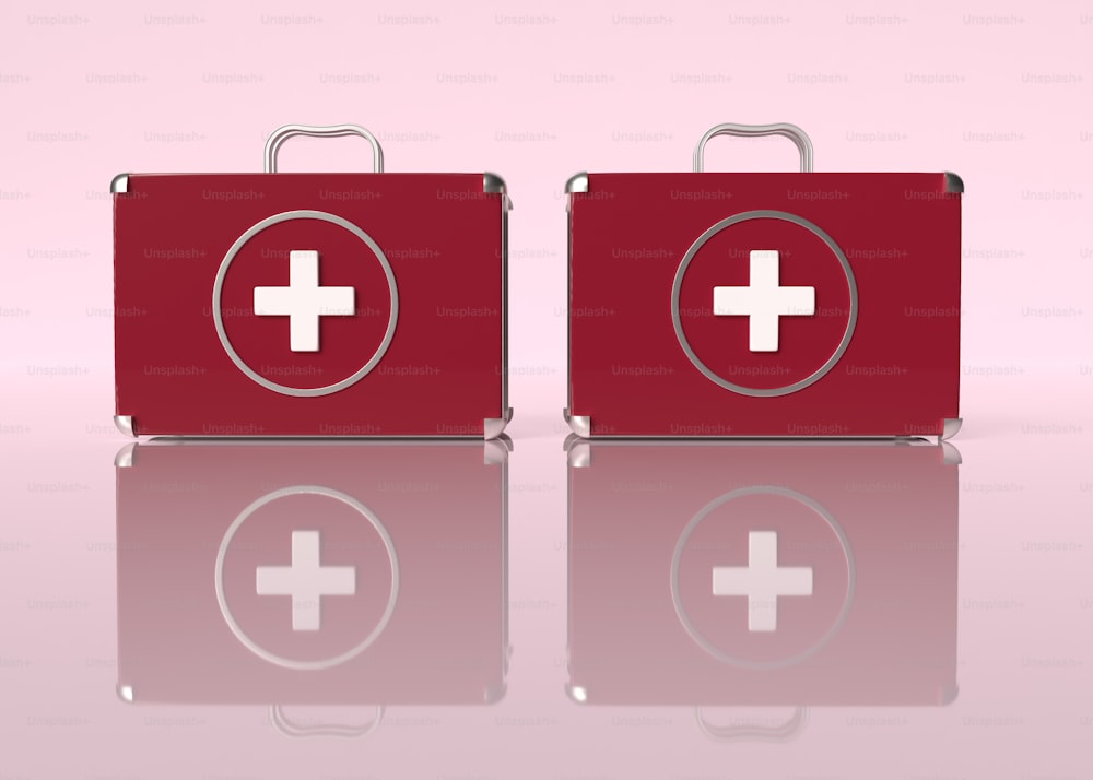 白い十字架が描かれた赤いスーツケース