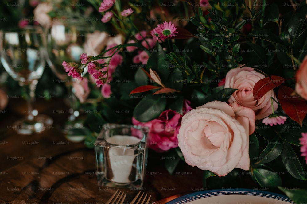 un gros plan d’une table avec un vase de fleurs