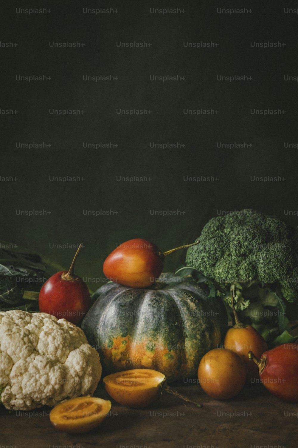 una naturaleza muerta de verduras incluyendo coliflor, brócoli, cauli