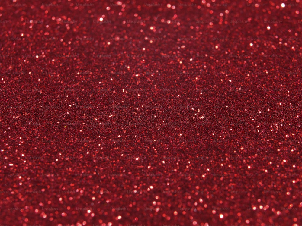 Un primo piano di uno sfondo rosso glitter