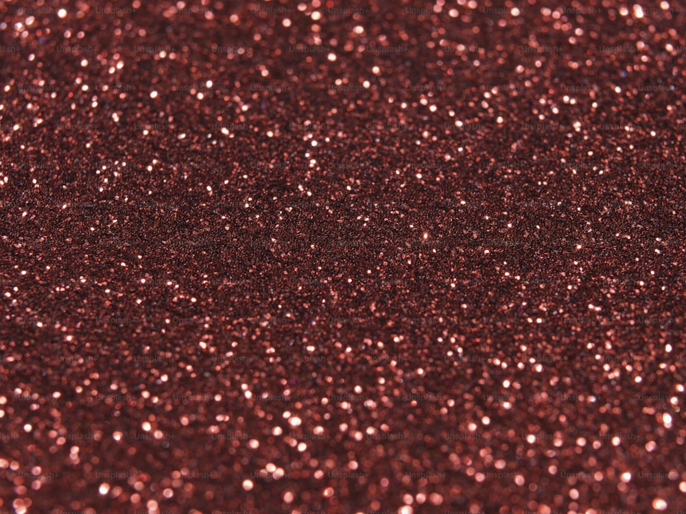 Un primo piano di uno sfondo rosso glitter