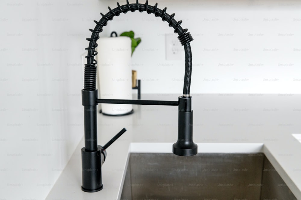un lavello della cucina con un rubinetto nero sopra di esso