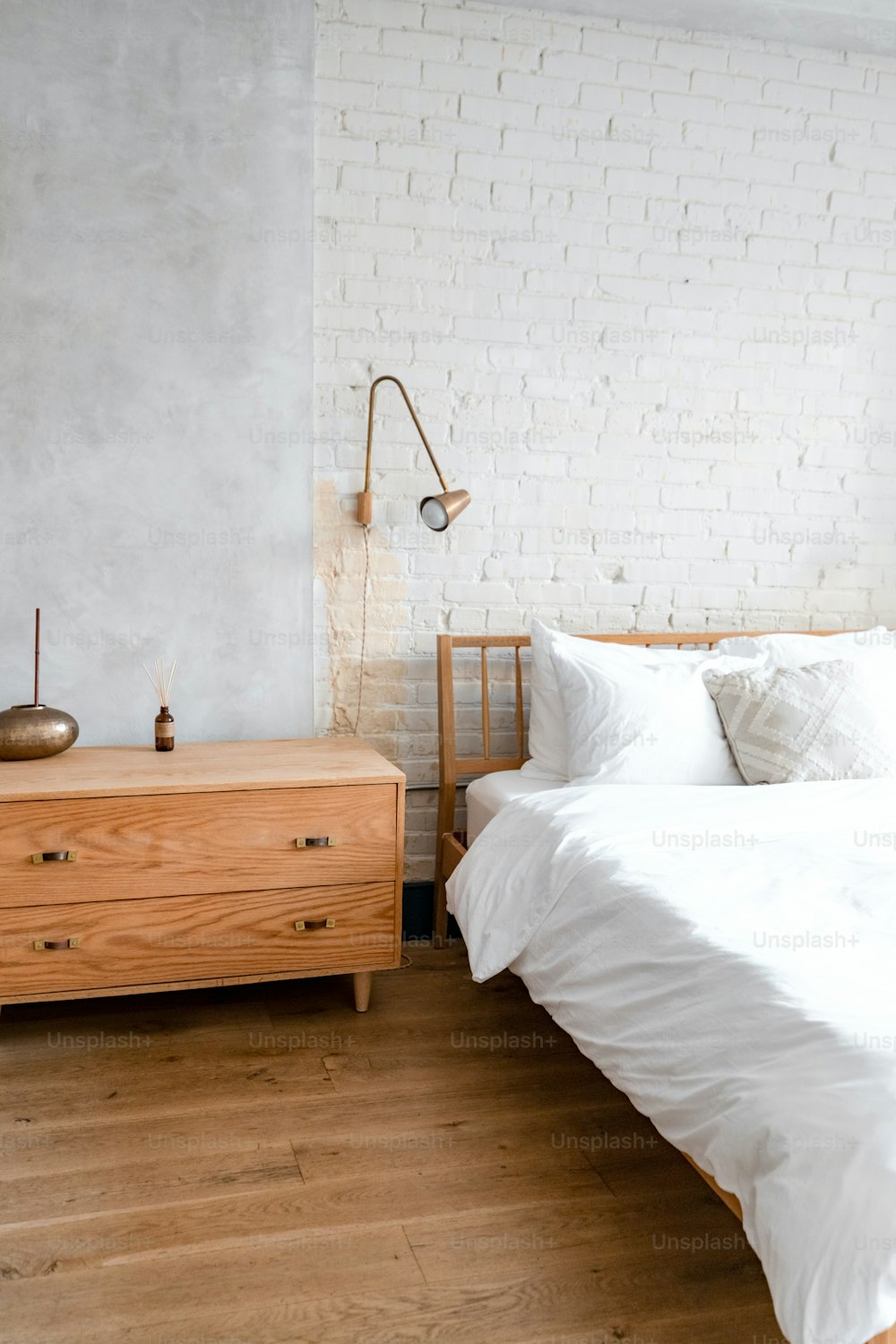 un dormitorio con una cama, cómoda y lámpara