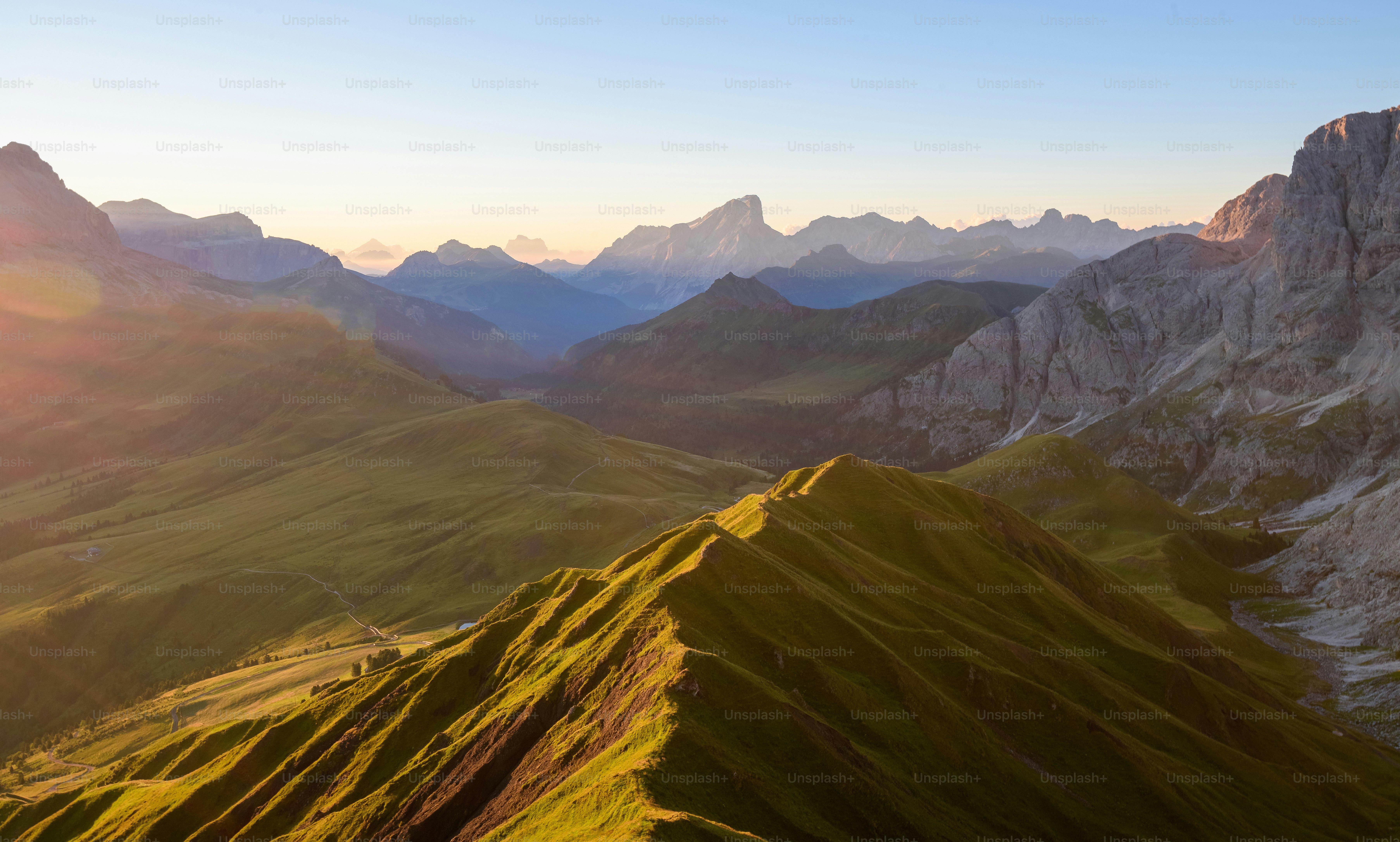 O sol brilha nas montanhas e vales