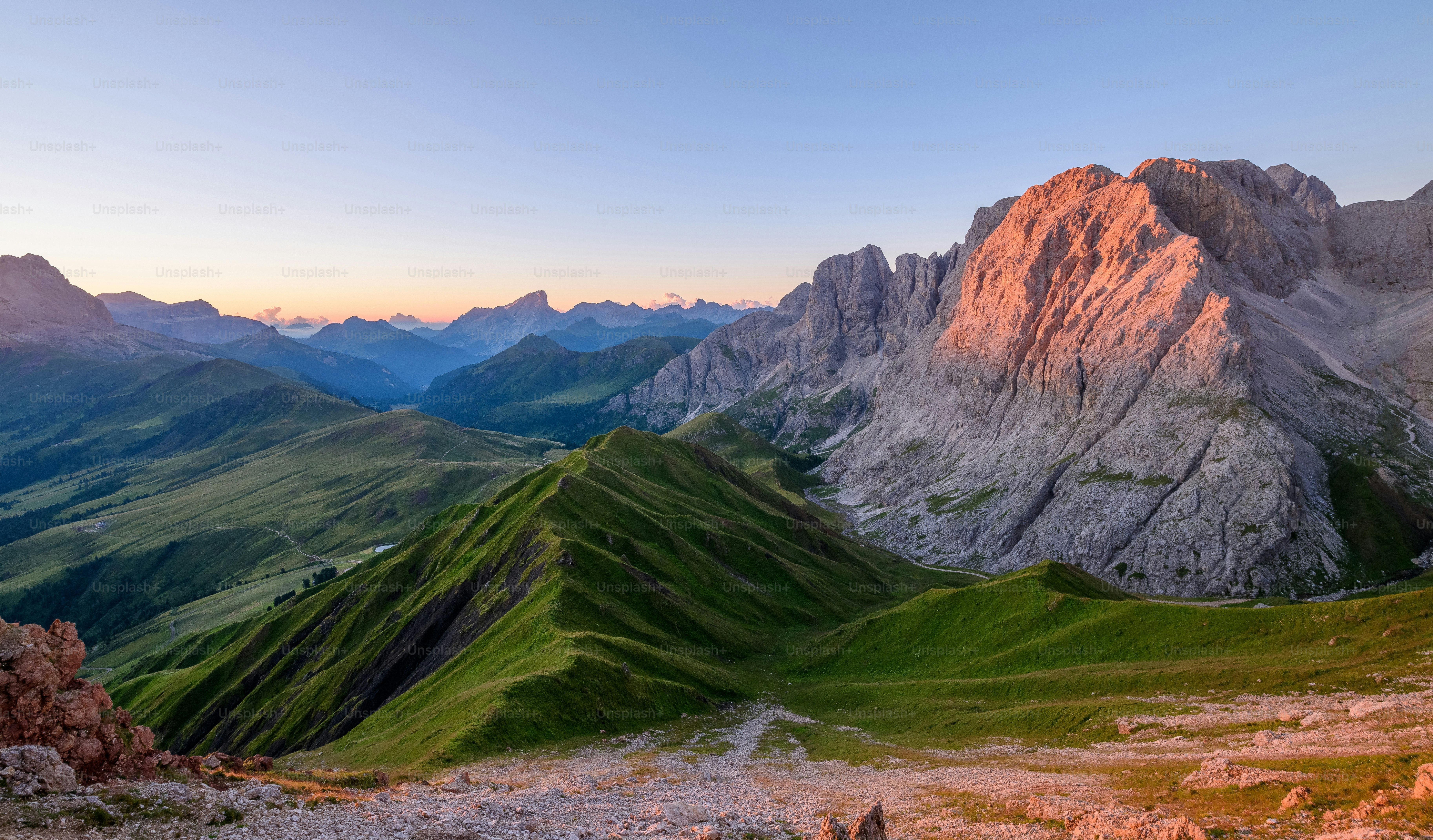 une vue d’une chaîne de montagnes au coucher du soleil