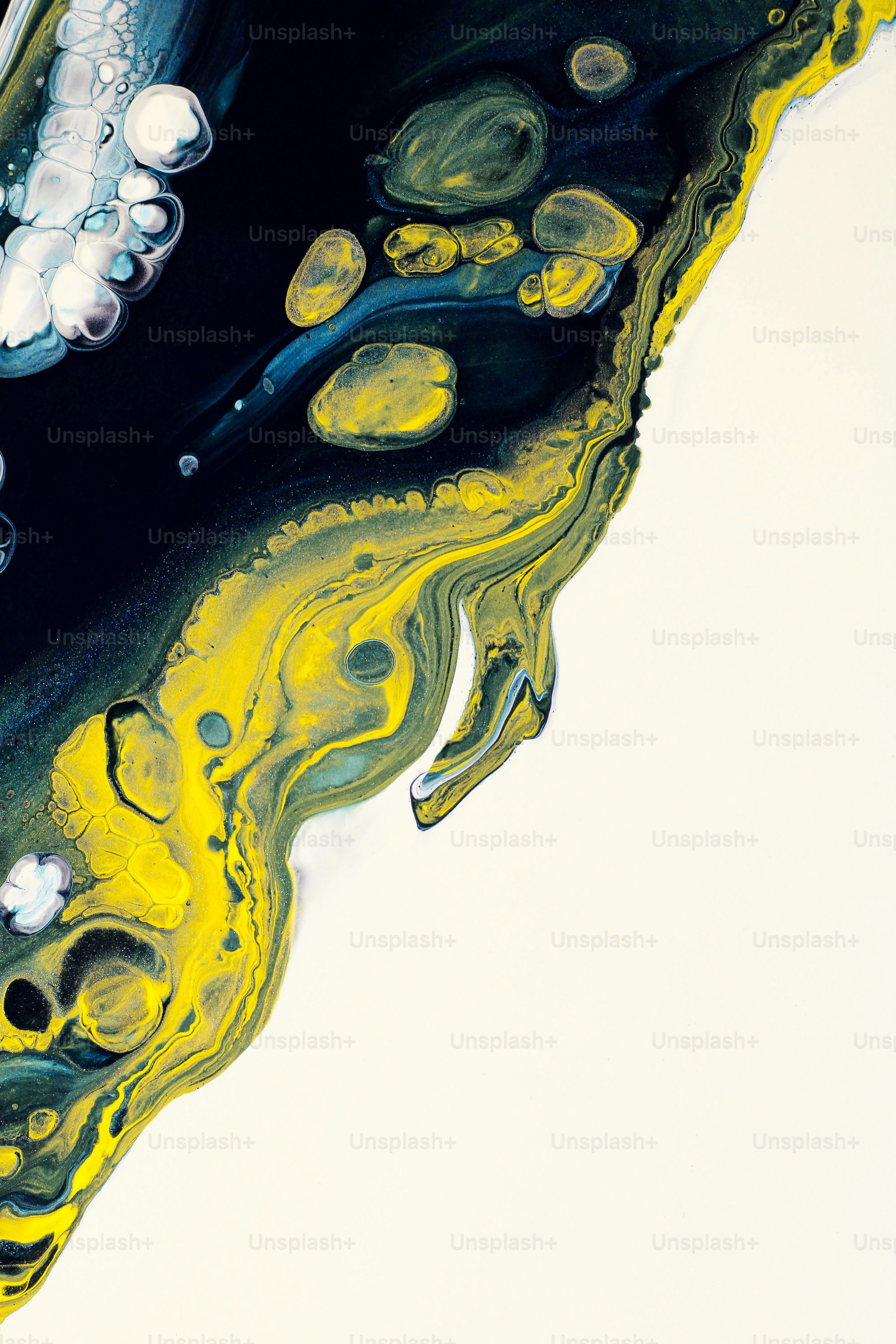 Un primer plano de un líquido amarillo y negro