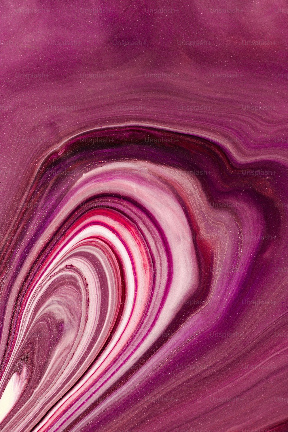 Un primer plano de un remolino púrpura y blanco