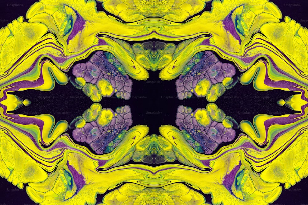 Una imagen abstracta de una flor amarilla y púrpura