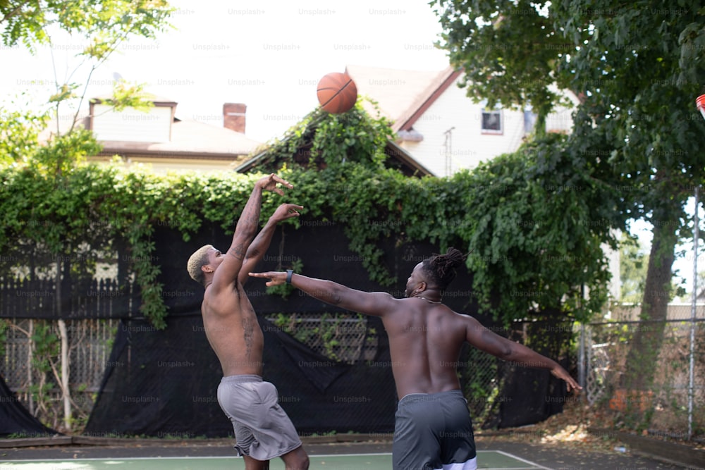Una coppia di uomini che giocano una partita di basket