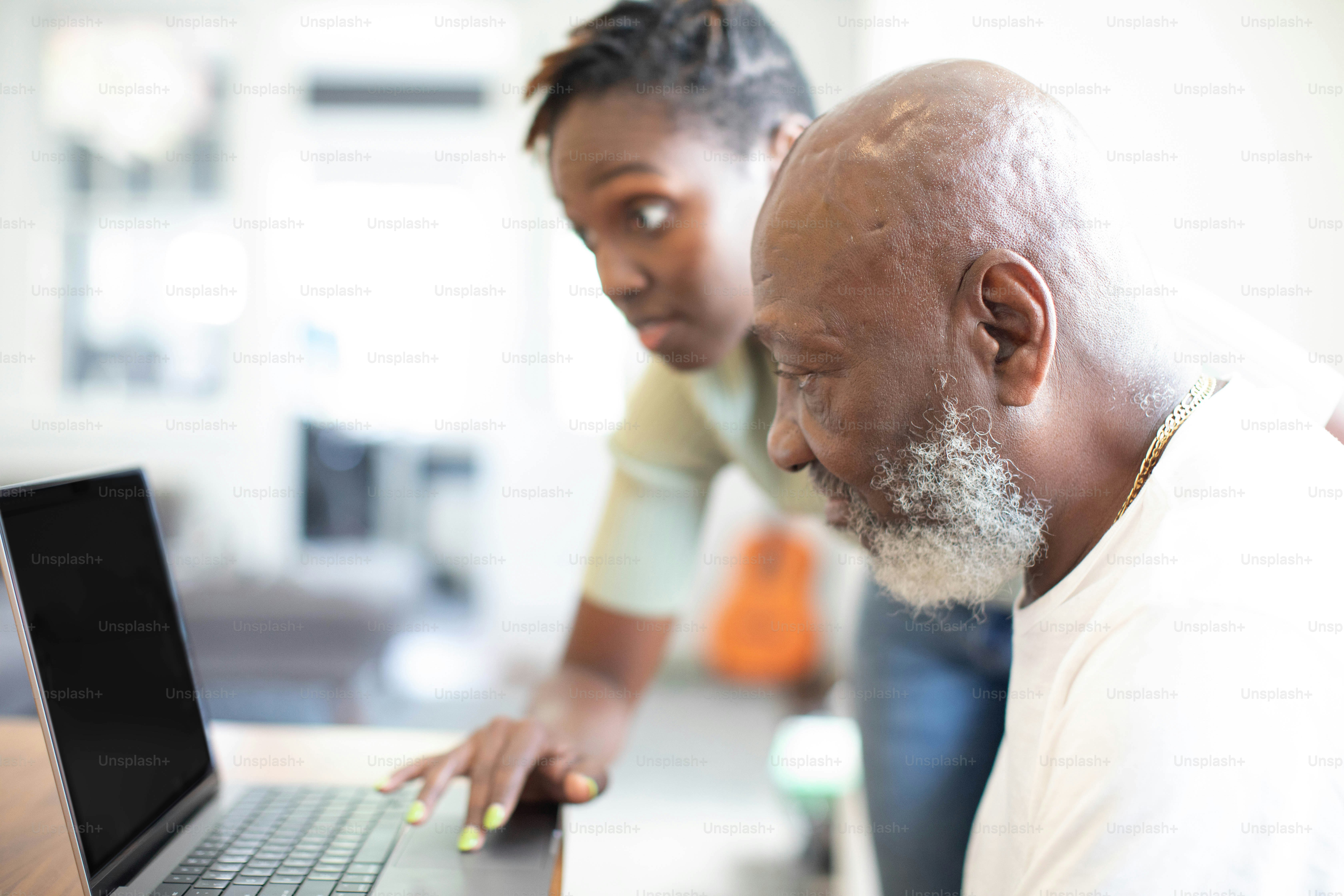 um homem e uma mulher olhando para um laptop