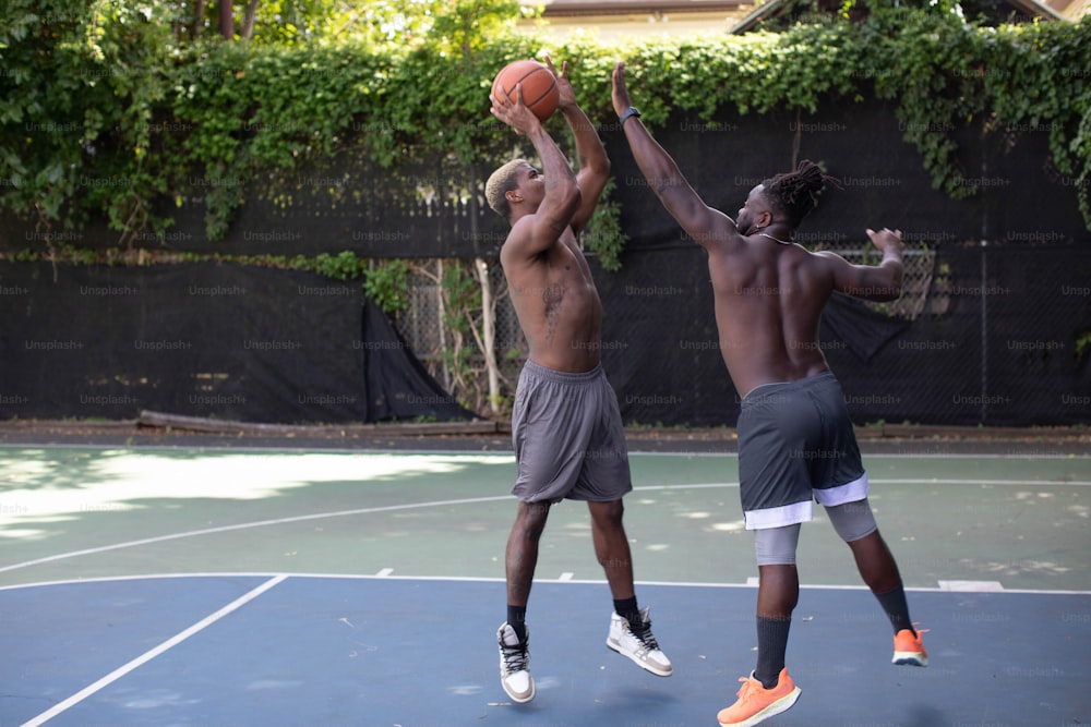 um casal de homens jogando uma partida de basquete