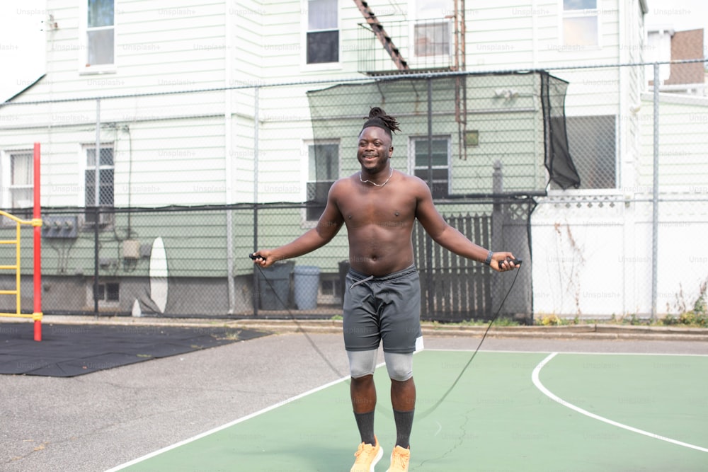 Un homme sans chemise joue au basketball