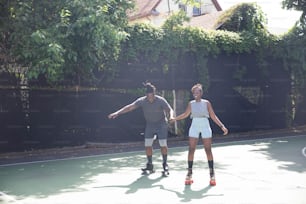 코트에서 테니스를 치는 남자와 여자