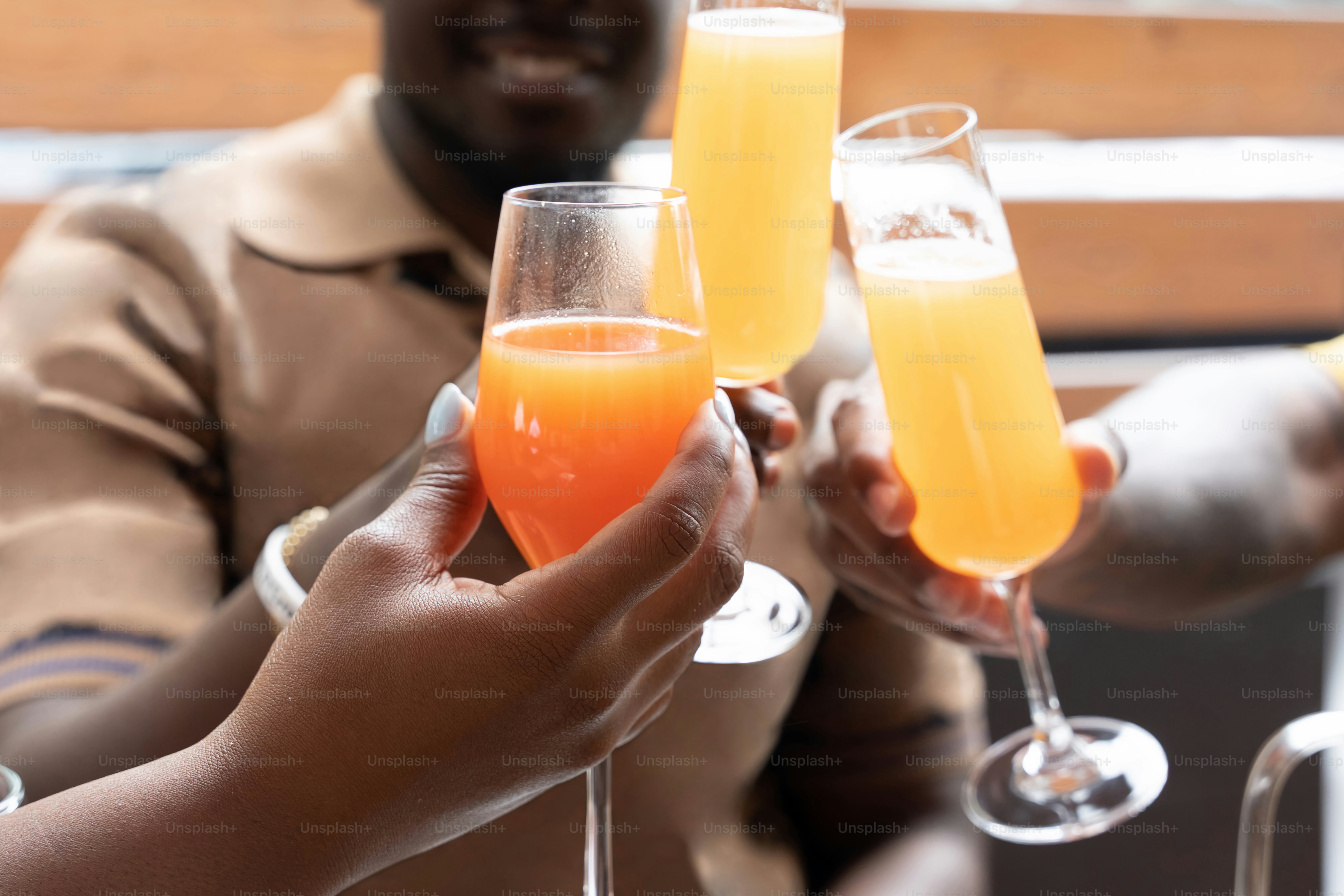 Un groupe de personnes tenant des verres à vin