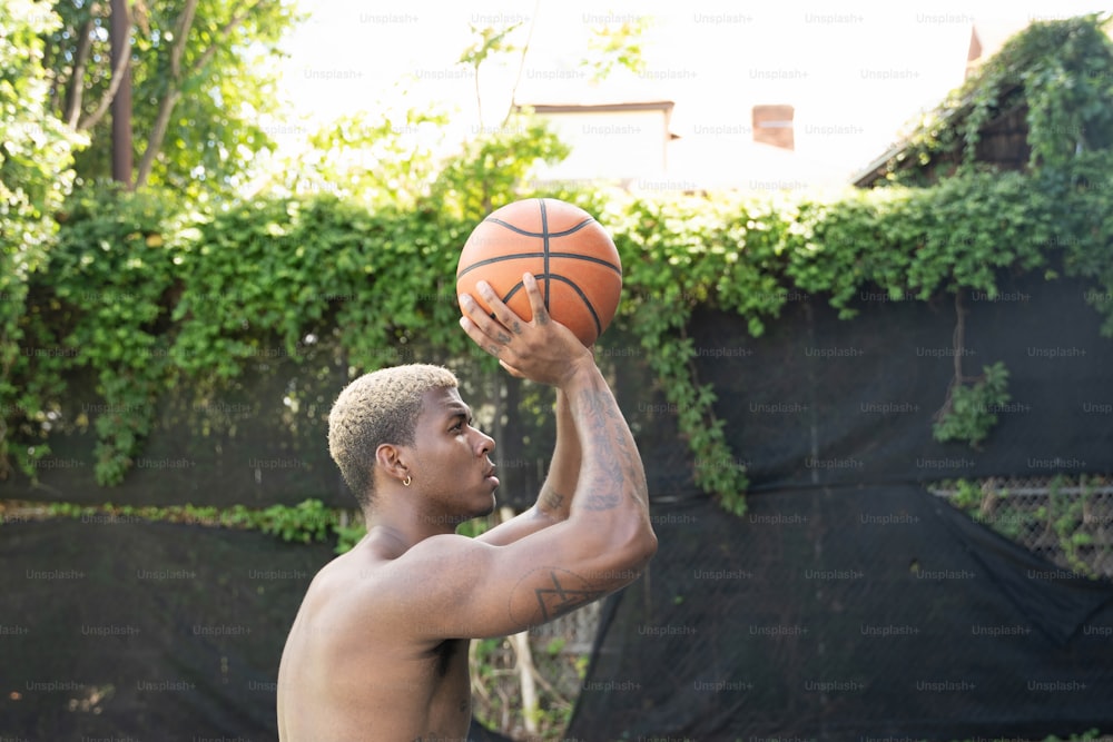Ein Mann, der einen Basketball in der rechten Hand hält