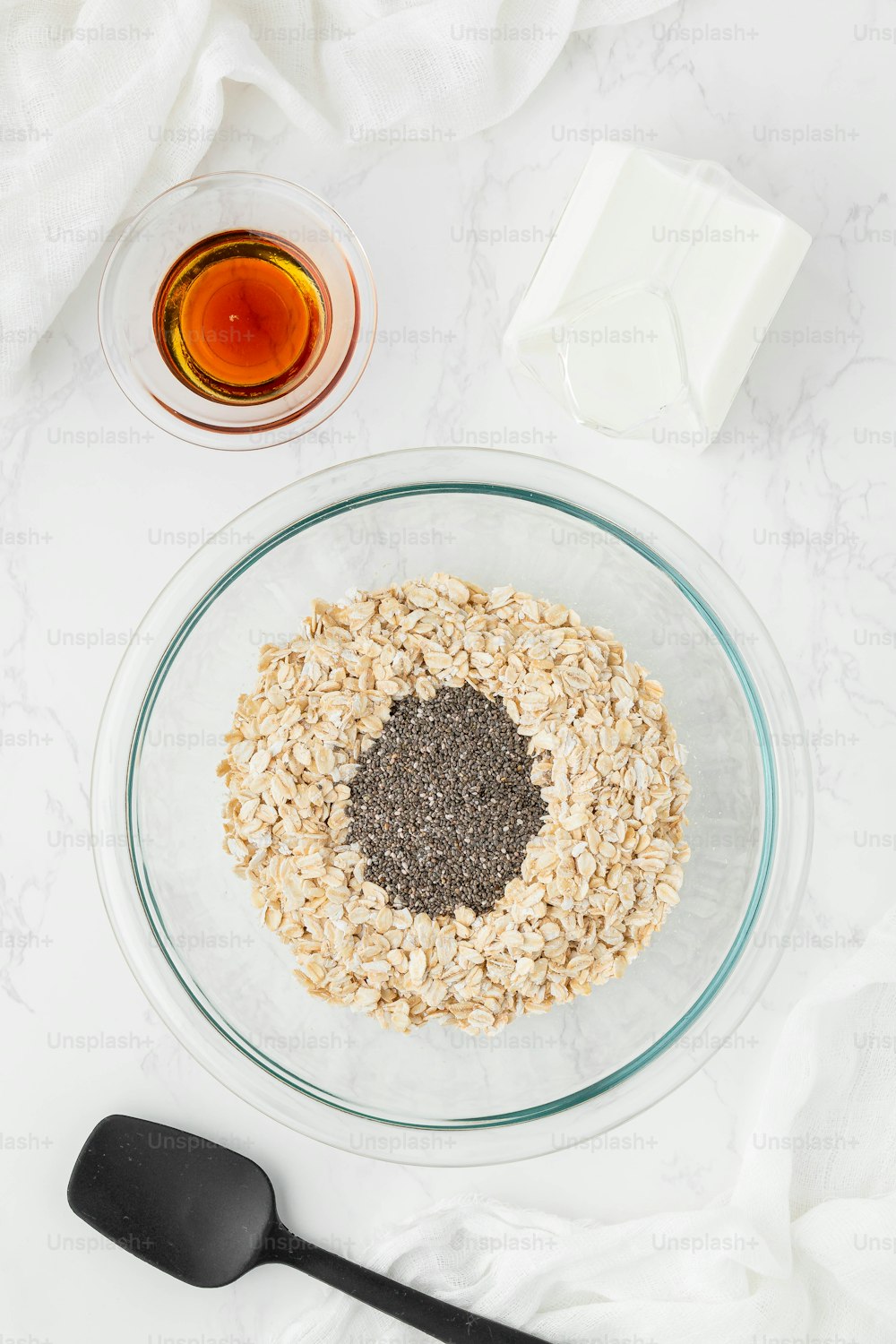 un tazón de avena y una cuchara sobre una mesa