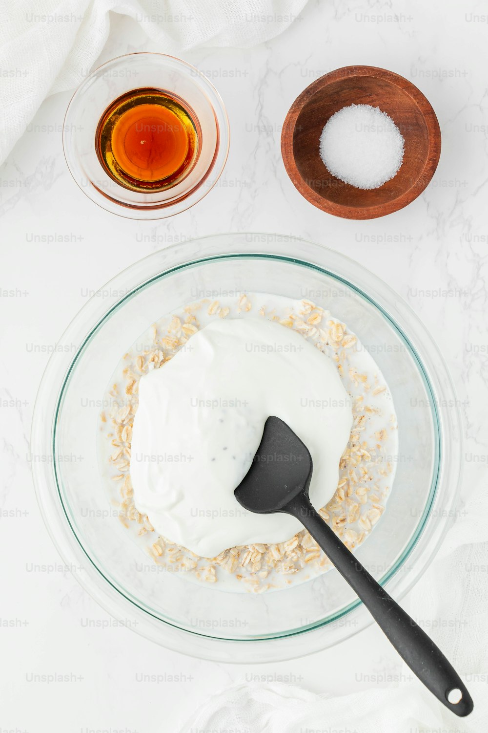 un bol de yaourt et une cuillère sur une table