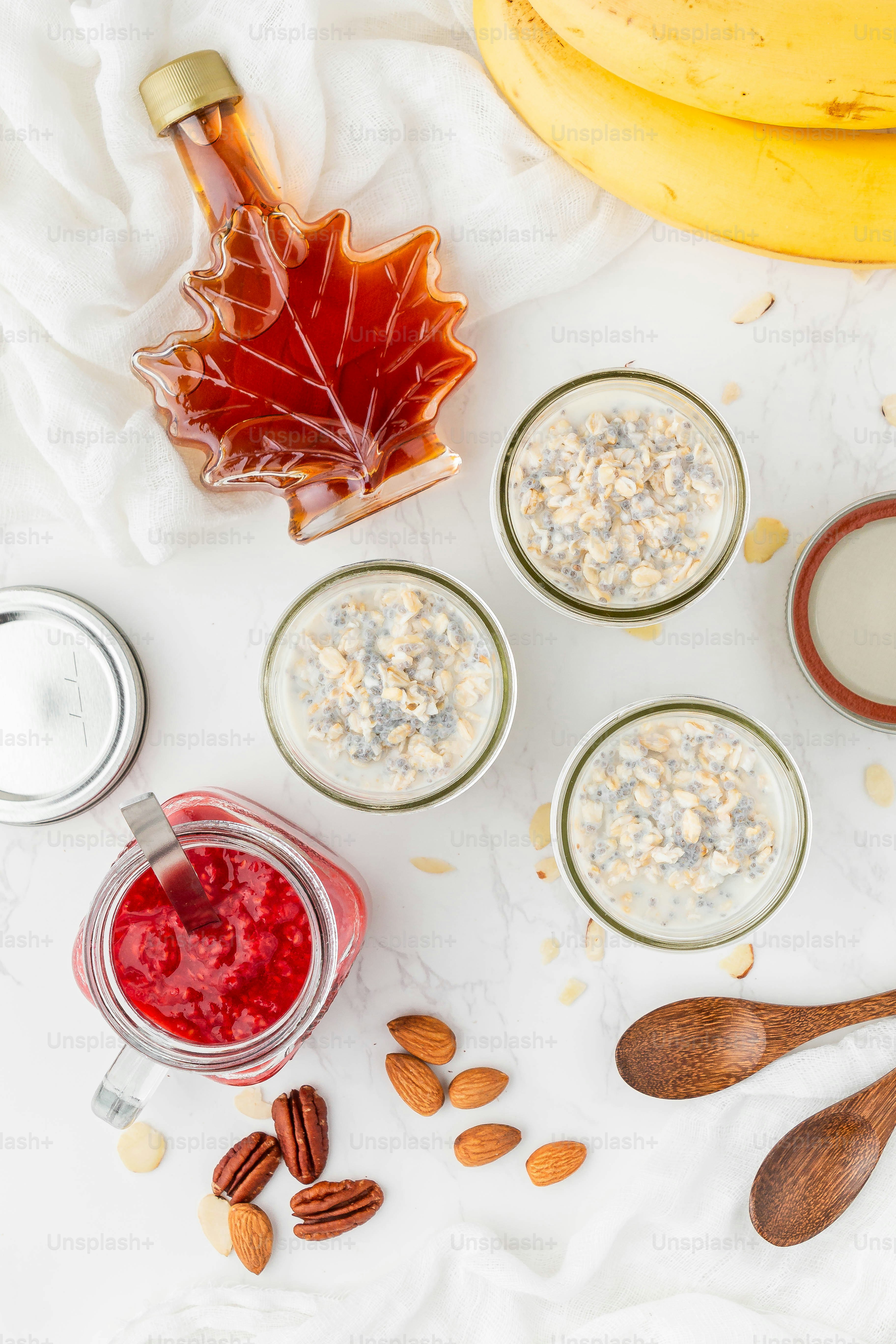 una mesa cubierta con tazones de comida y un plátano