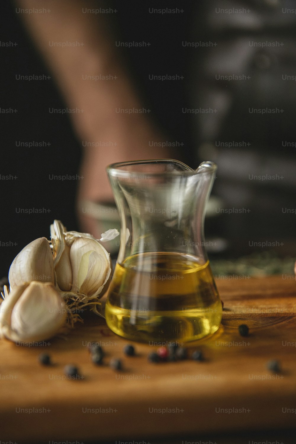 una bottiglia di olio e aglio su un tagliere