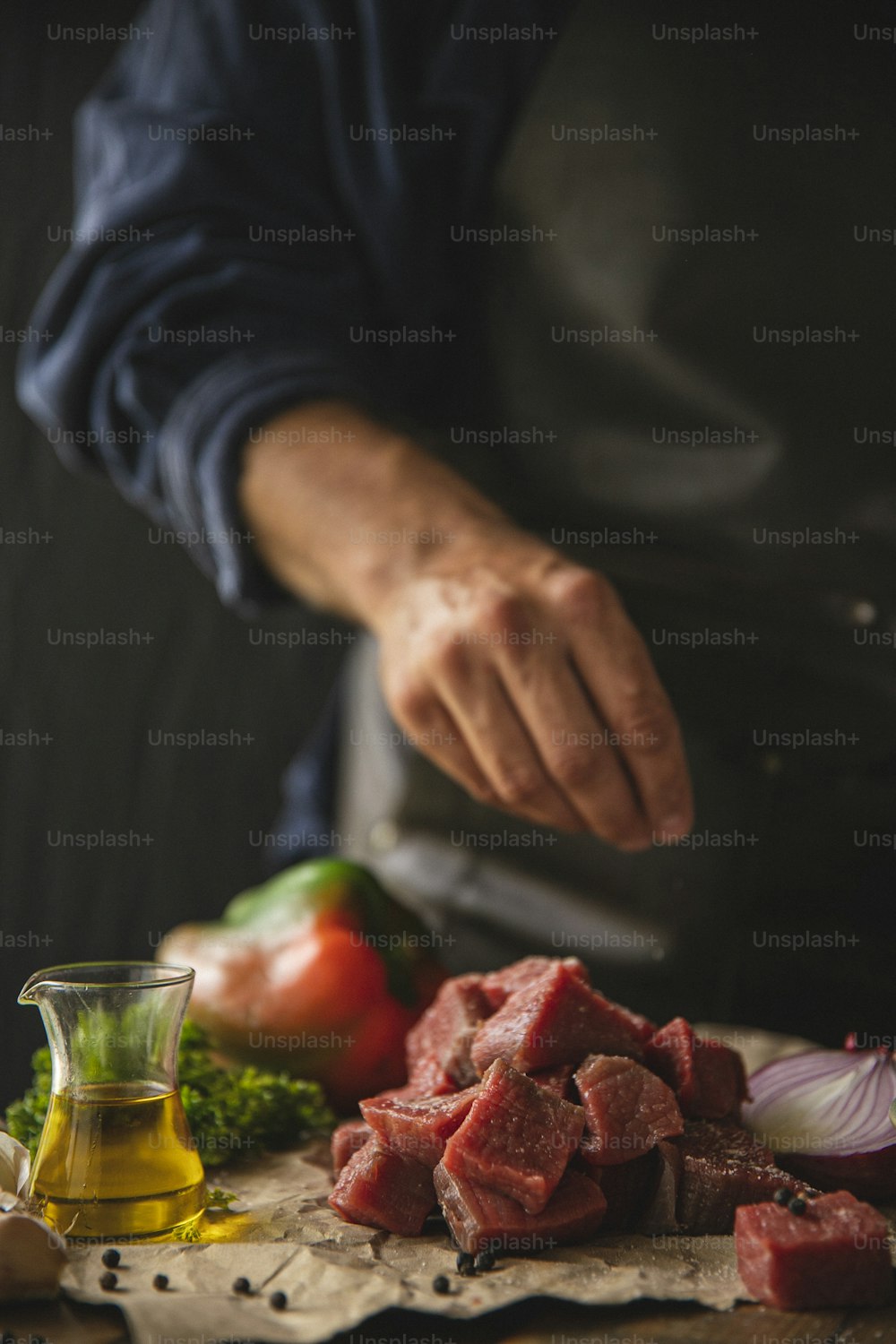 una persona preparando comida en una tabla de cortar