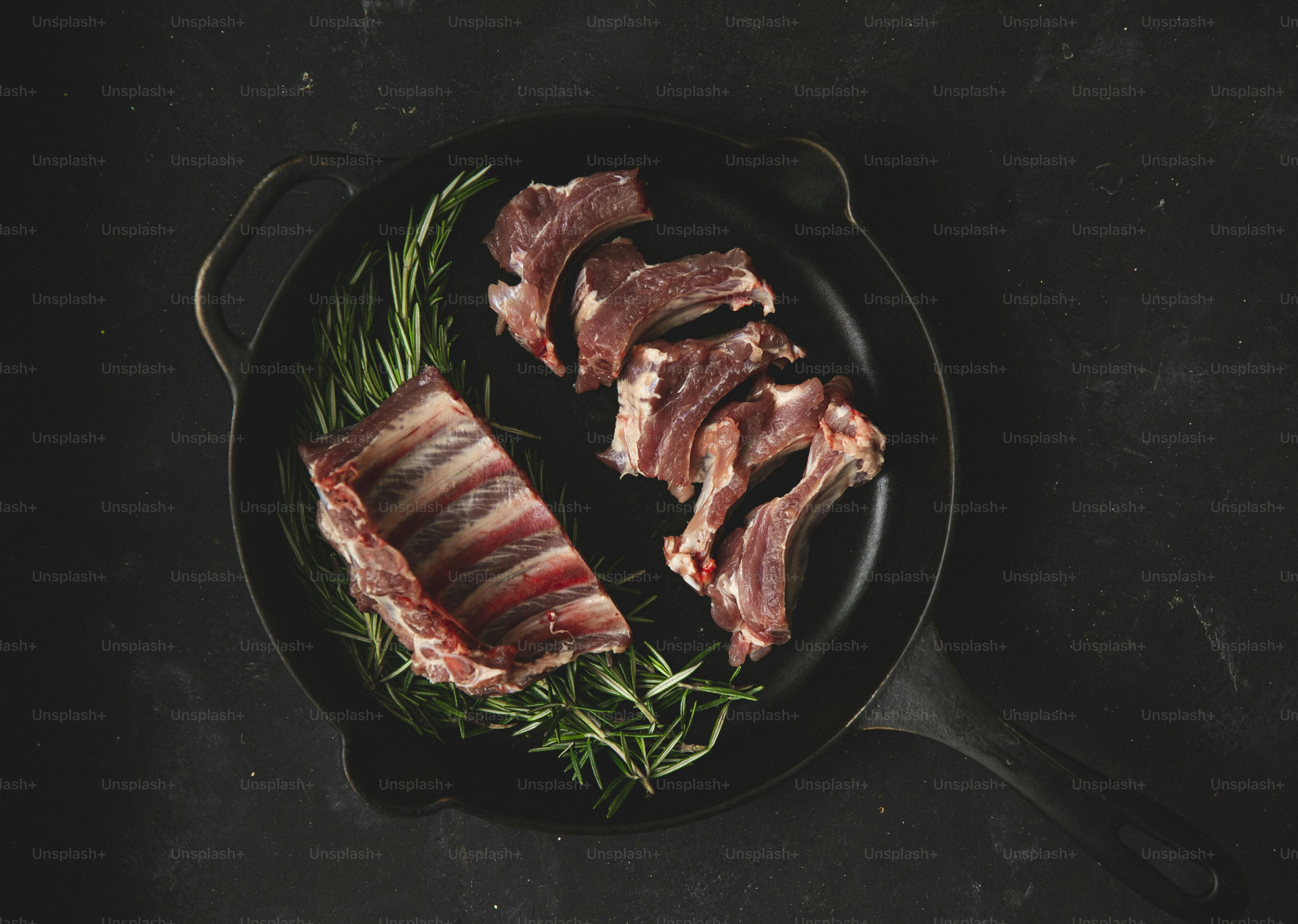 eine Pfanne mit etwas Fleisch darin auf einem Tisch