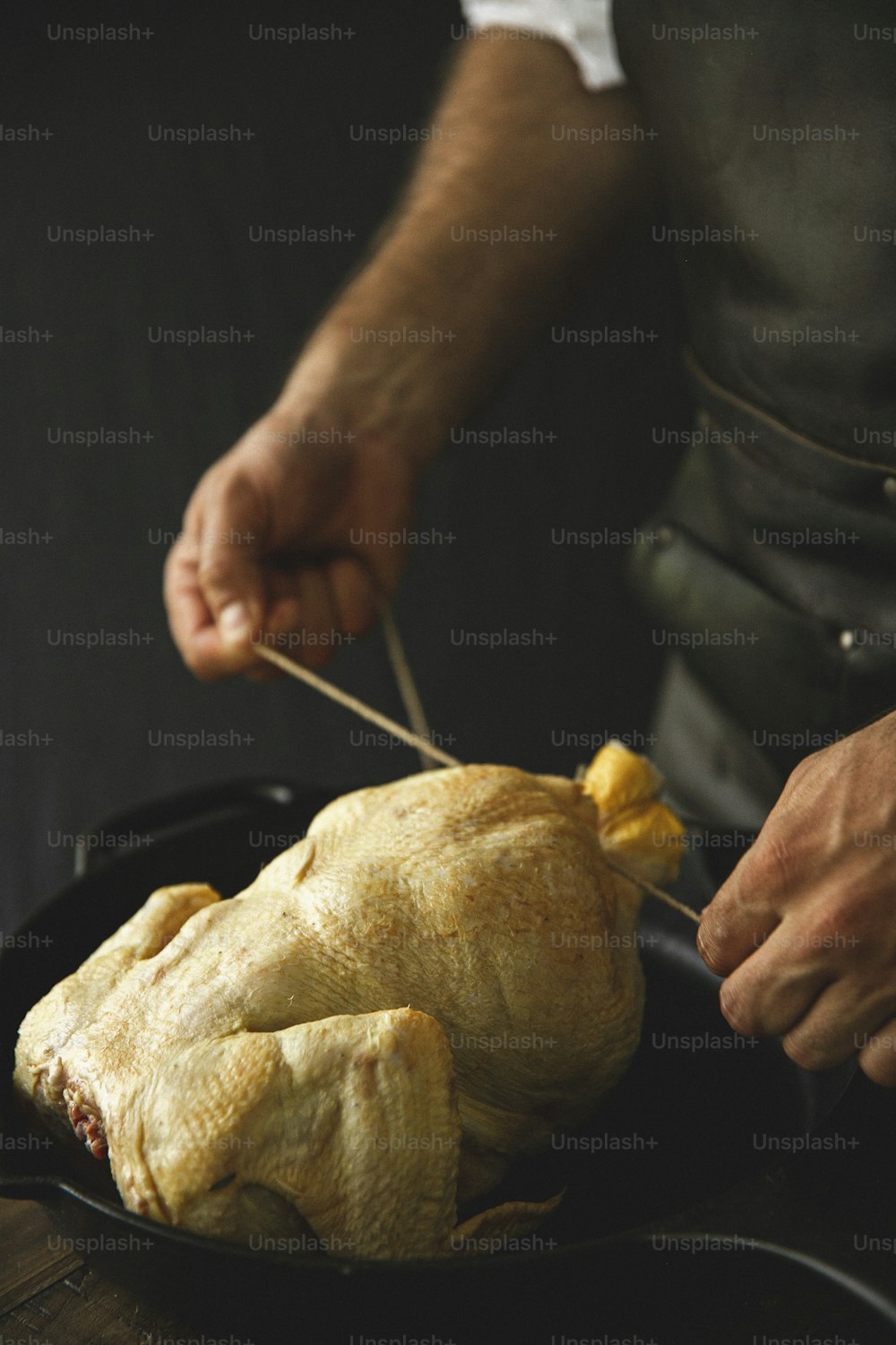 una persona cortando un trozo de carne en una sartén