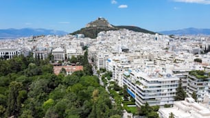 Una vista di una città con una montagna sullo sfondo