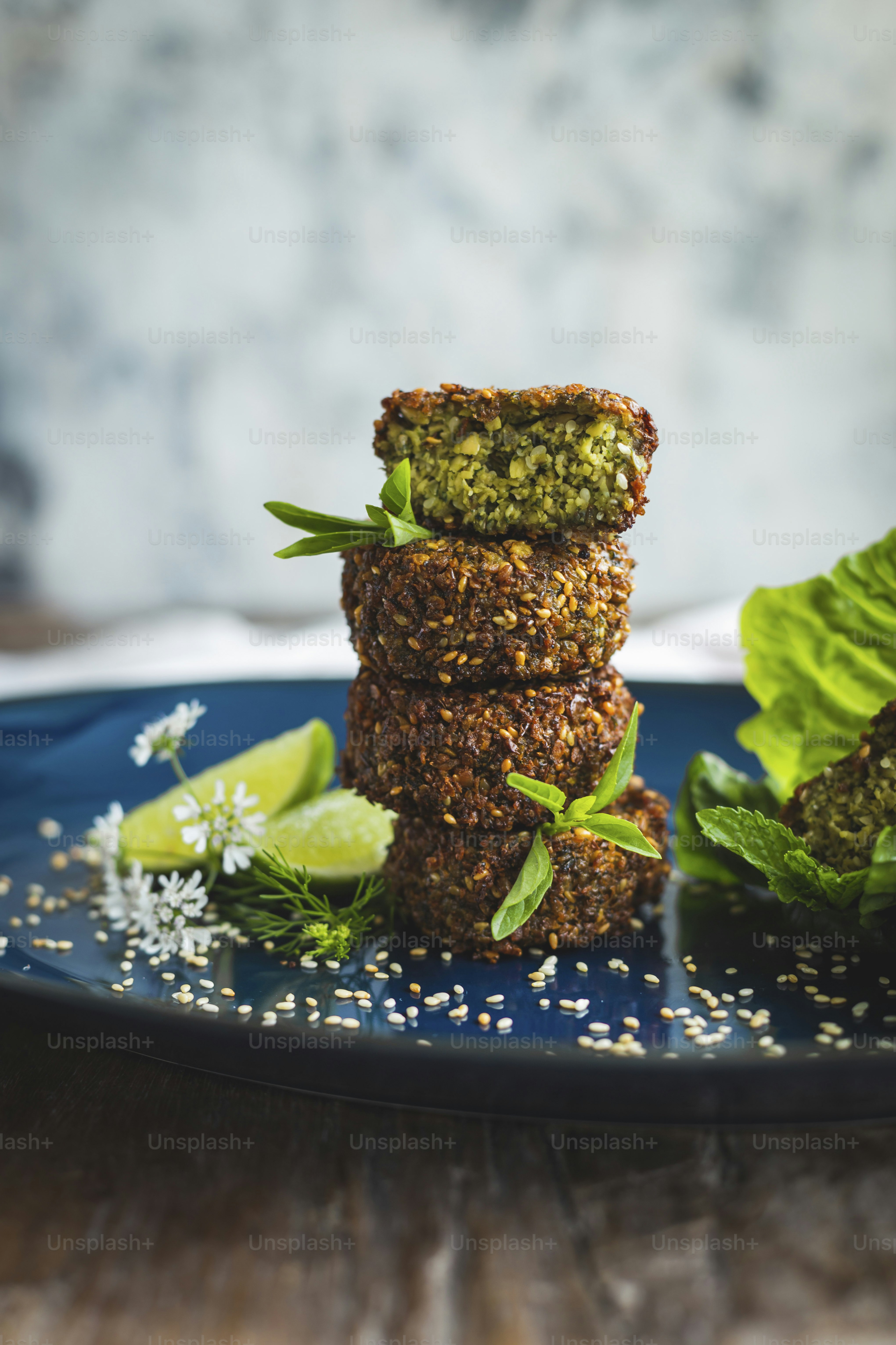 ein blauer Teller mit einem Stapel Essen
